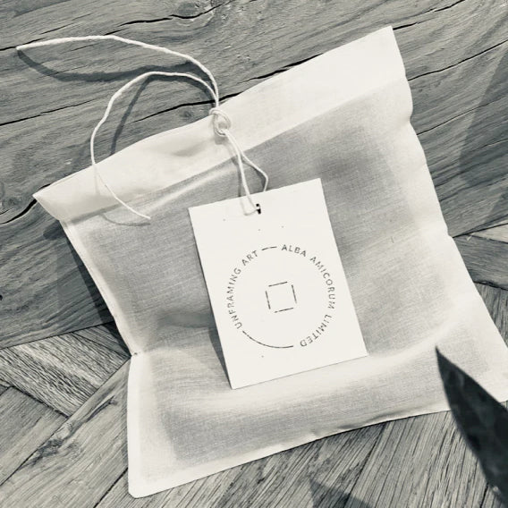 Photo of a muslin bag and Alba Amicorum hang tag